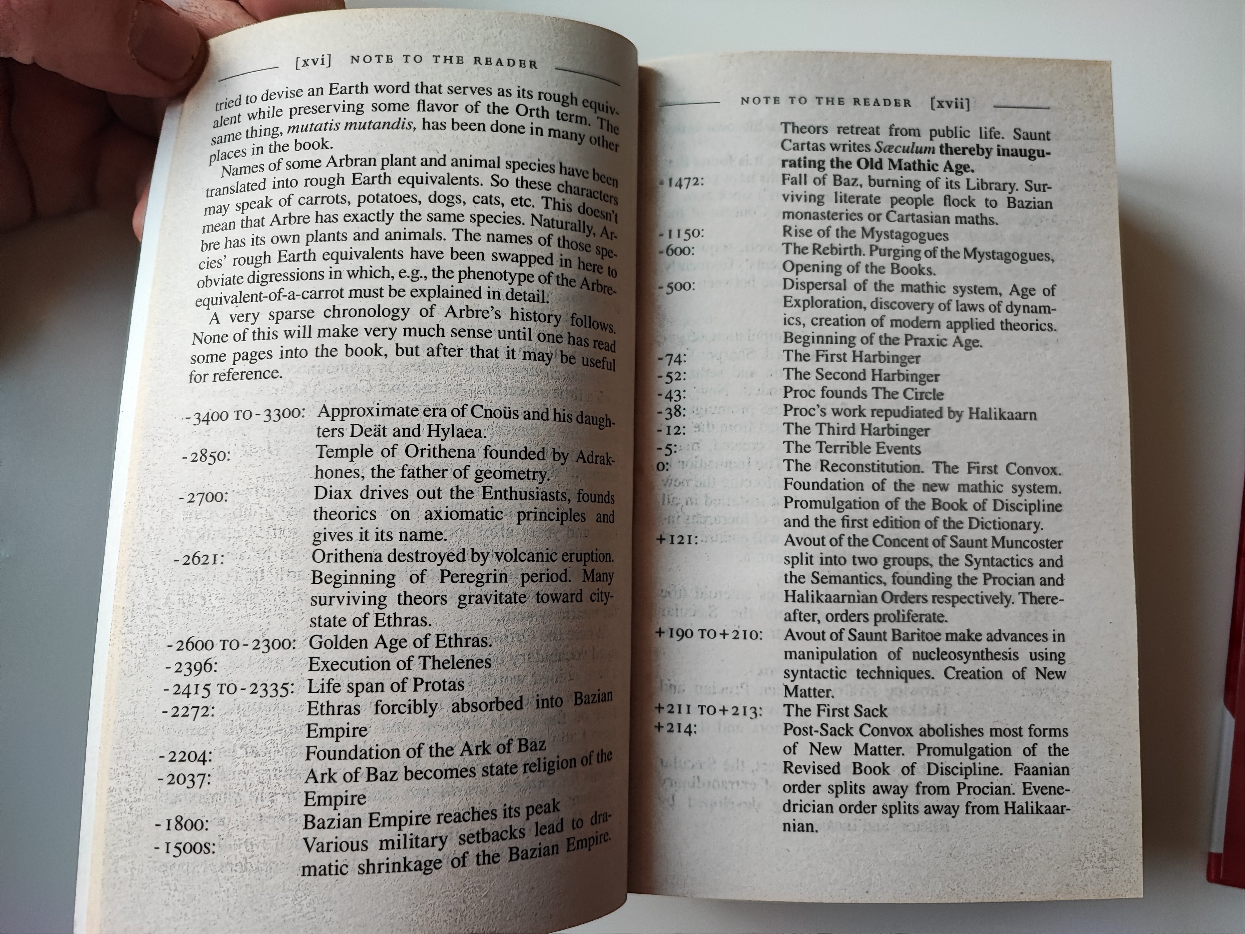 Aufgeschlagenes Buch, dass eine Liste historischer Ereignisse aus Neil Stephenson's 'Anathem' zeigt.
