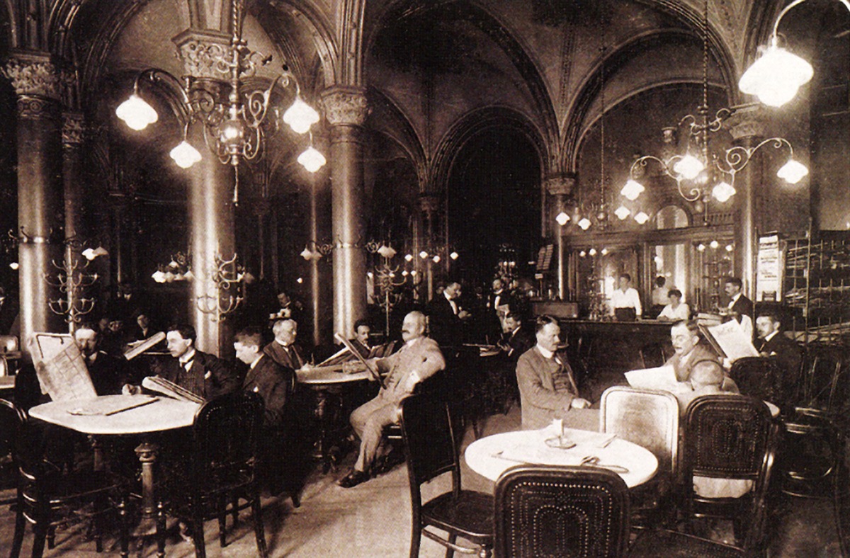 Schwarz-Weiß-Foto um die Jahrhundertwende vom inneren des Wiener Café Central